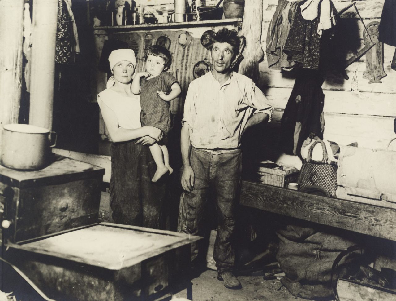 Stambena bijeda u Zagrebu 1924. godine. Stan u baraci na Žitnjaku (Zbirka Vladimira Ćepulića, HMMF-2605)